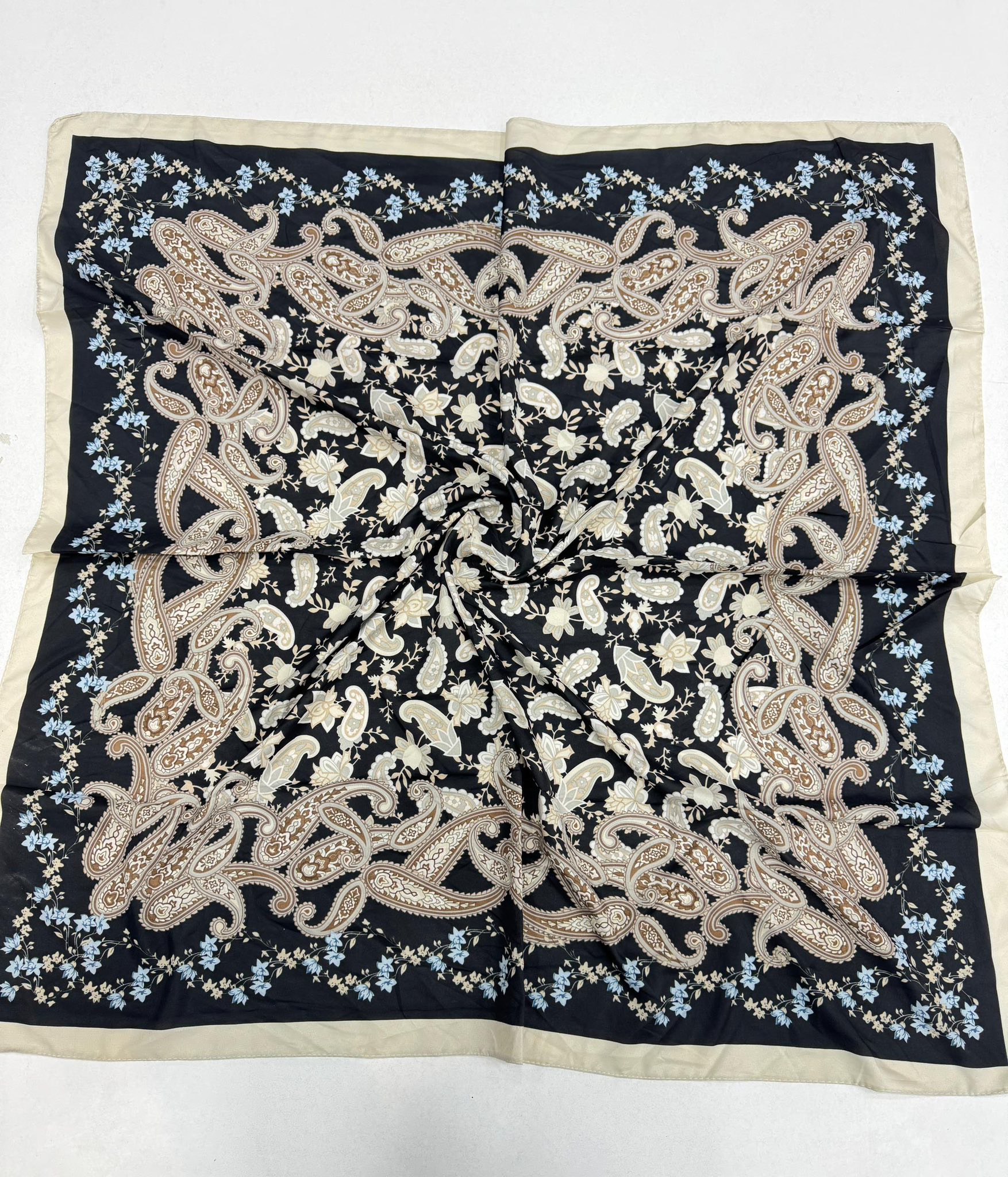 Farid foulards eleulma Facebook ad: كاري امبريمي فولارة ماشاء الله