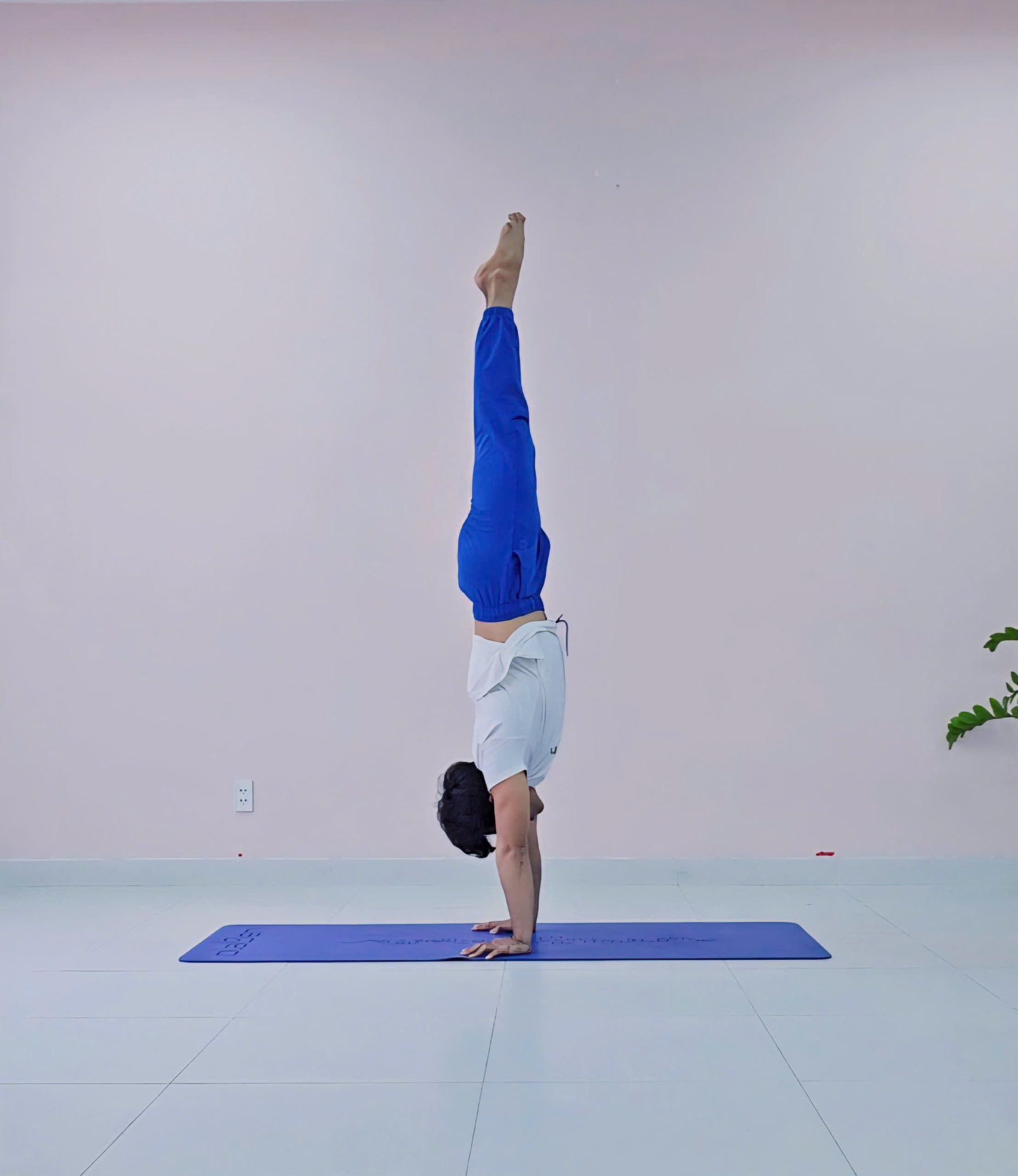 PINK Yoga Facebook ad: CHIÊU SINH KHÓA HANDSTAND & HOLLOWBACK