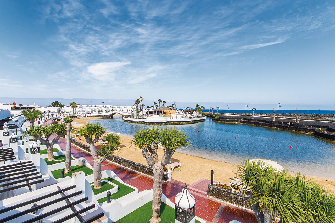 Jet2.com & Jet2holidays Facebook ad: Families save up to £700 on selected summer…