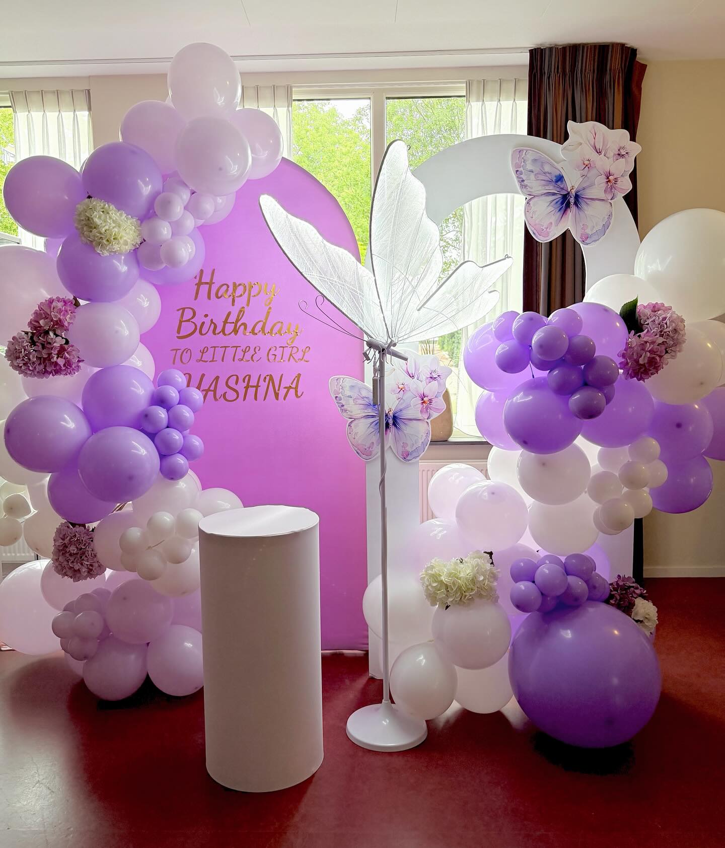Timetocelebratenl Facebook ad: A butterfly-themed birthday backdrop
