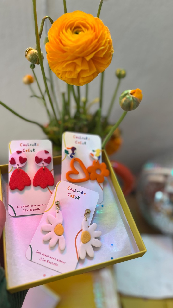 Couleurs coeur Facebook ad: Viens essayer tes boucles d’oreilles directement au…