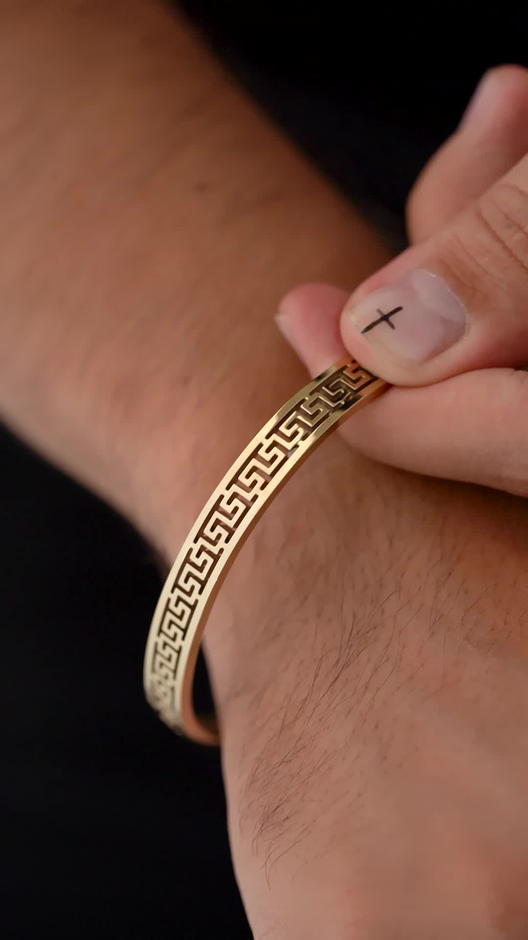 Esmeraldas Colombia Facebook ad: Brazalete Calado: Un diseño único que combina elegancia…
