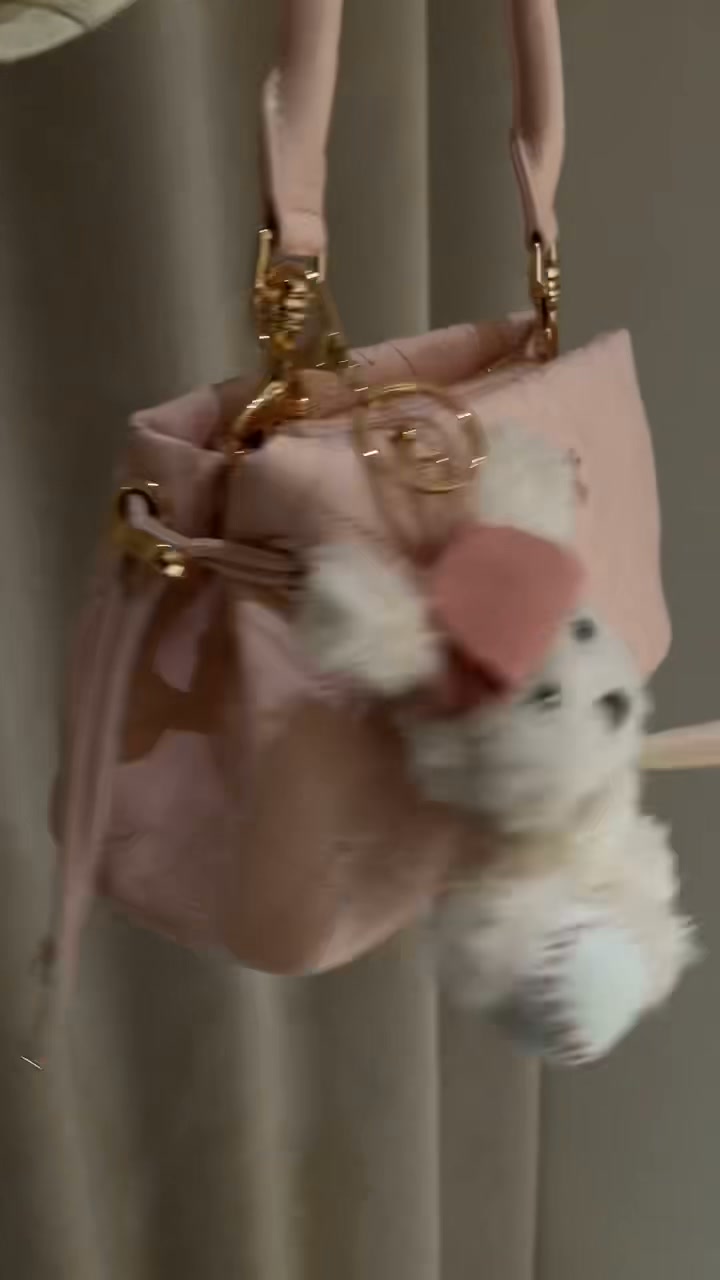 ELITE HUB Facebook ad: The irresistible handbag