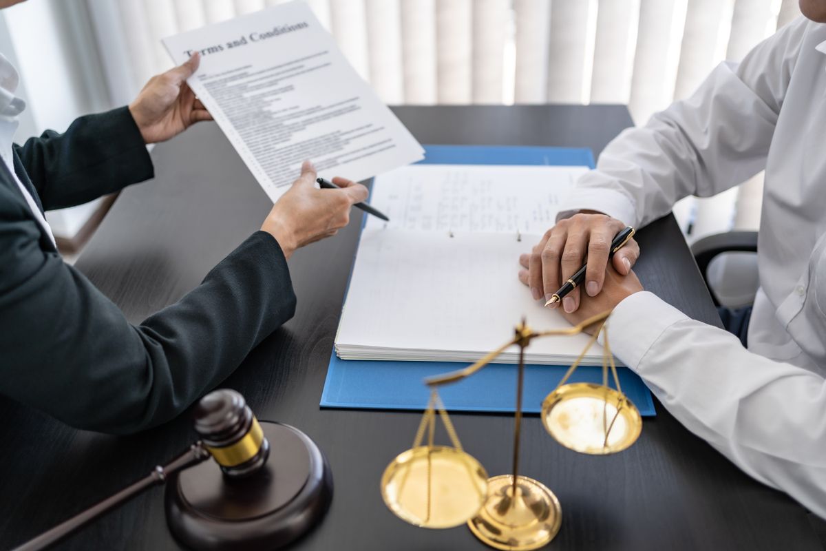 Elite Legal Services Ltd Facebook ad: Need expert legal guidance?