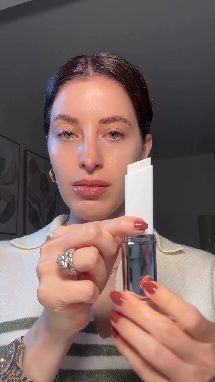RORO Facebook ad: Smooth, Even, And Effortless Glow-In One Swipe