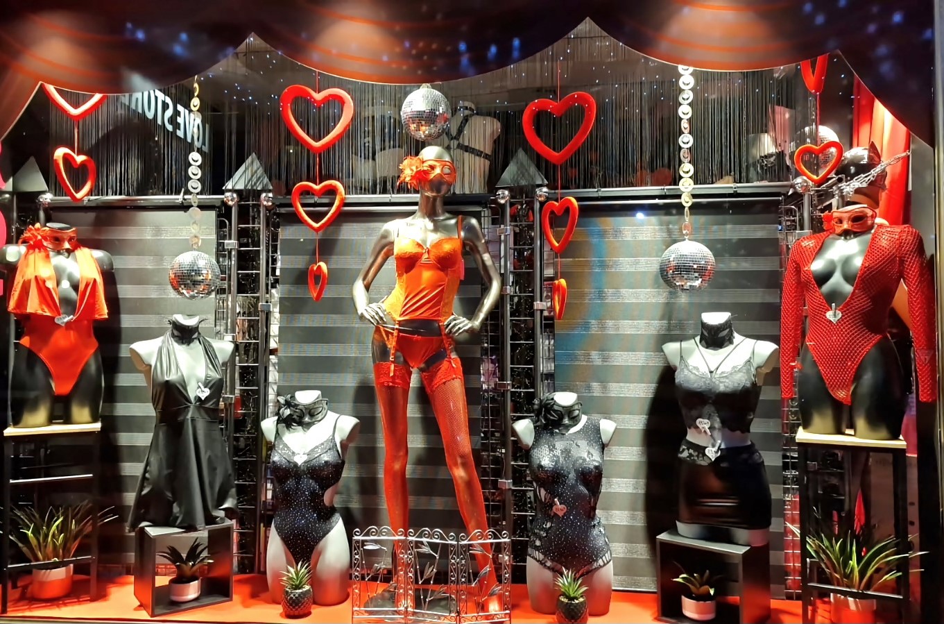 Lingerie et tenue de charme Facebook ad: Découvrez sans modération notre boutique de Lingerie et…
