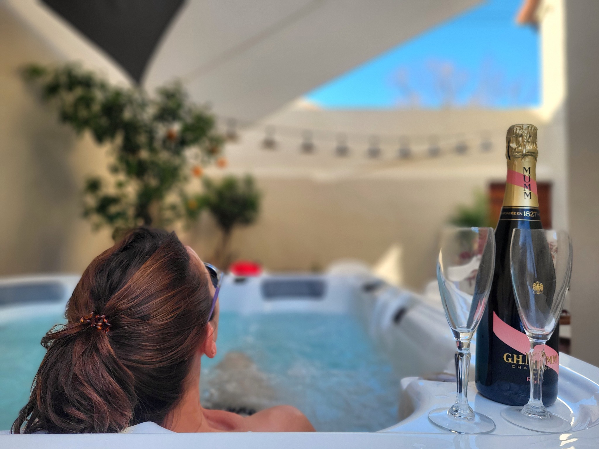 Les Cachottiers Montélimar séjour & spa Facebook ad: Love-room à Montélimar | Les Cachottiers 26, Jacuzzi…