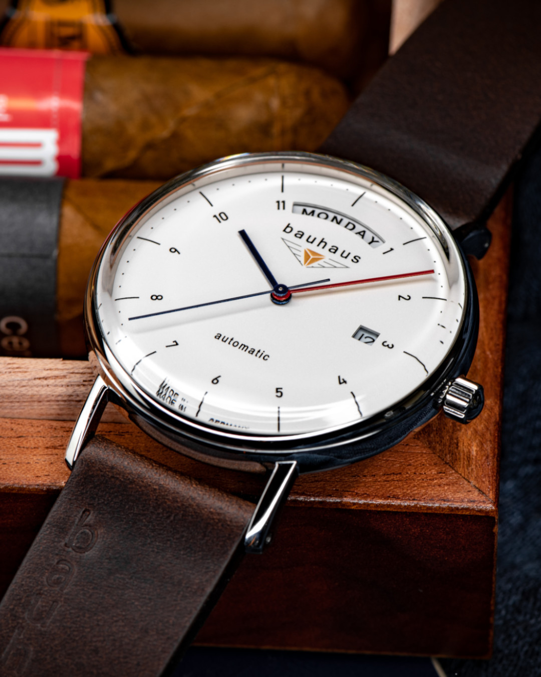 Bauhaus_official Facebook ad: / Eine bauhaus-Uhr, gefertigt im firmeneigenen…