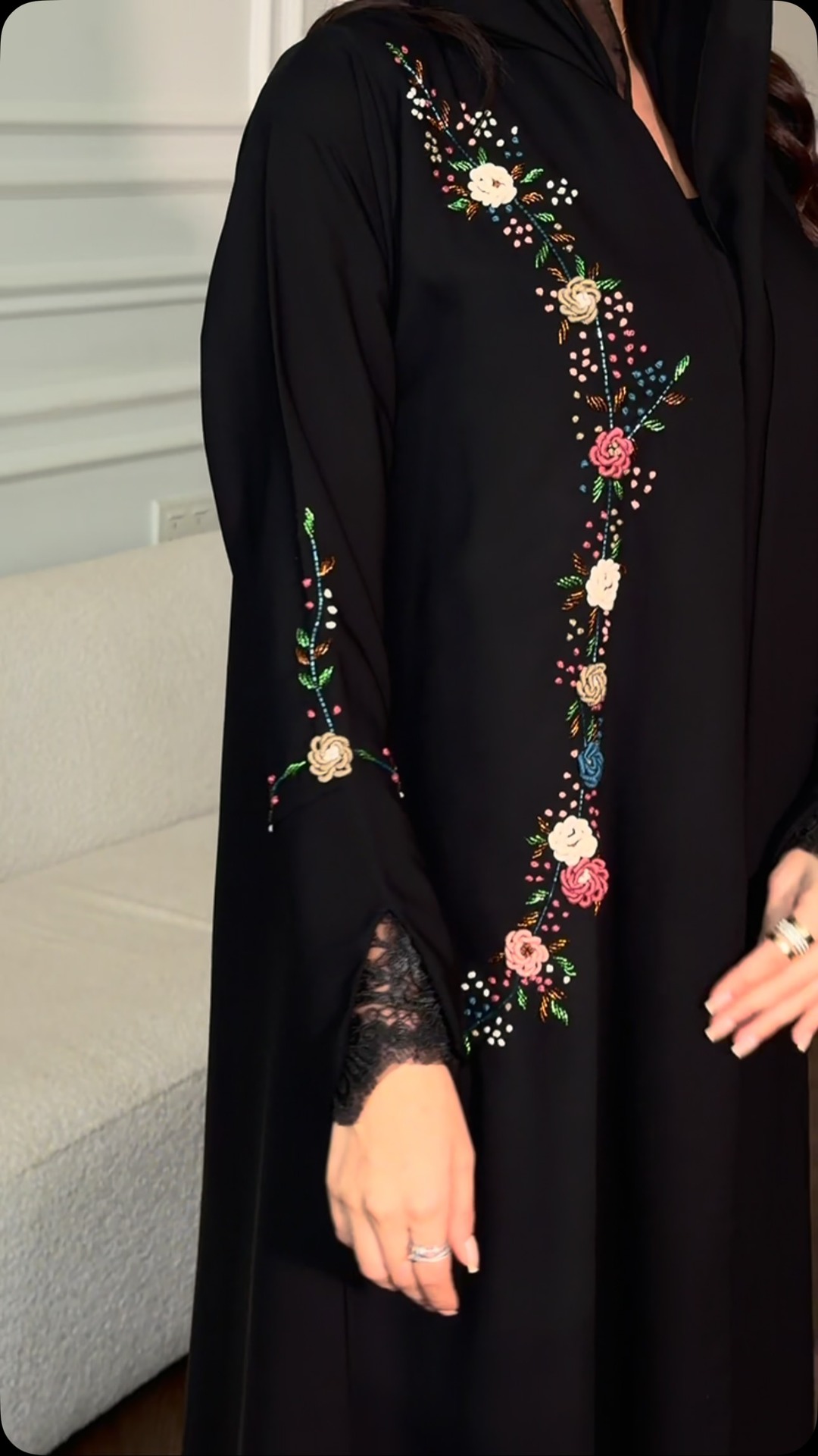 Abaya & dress Facebook ad: العبايه اللي انتظرتوني انزلها