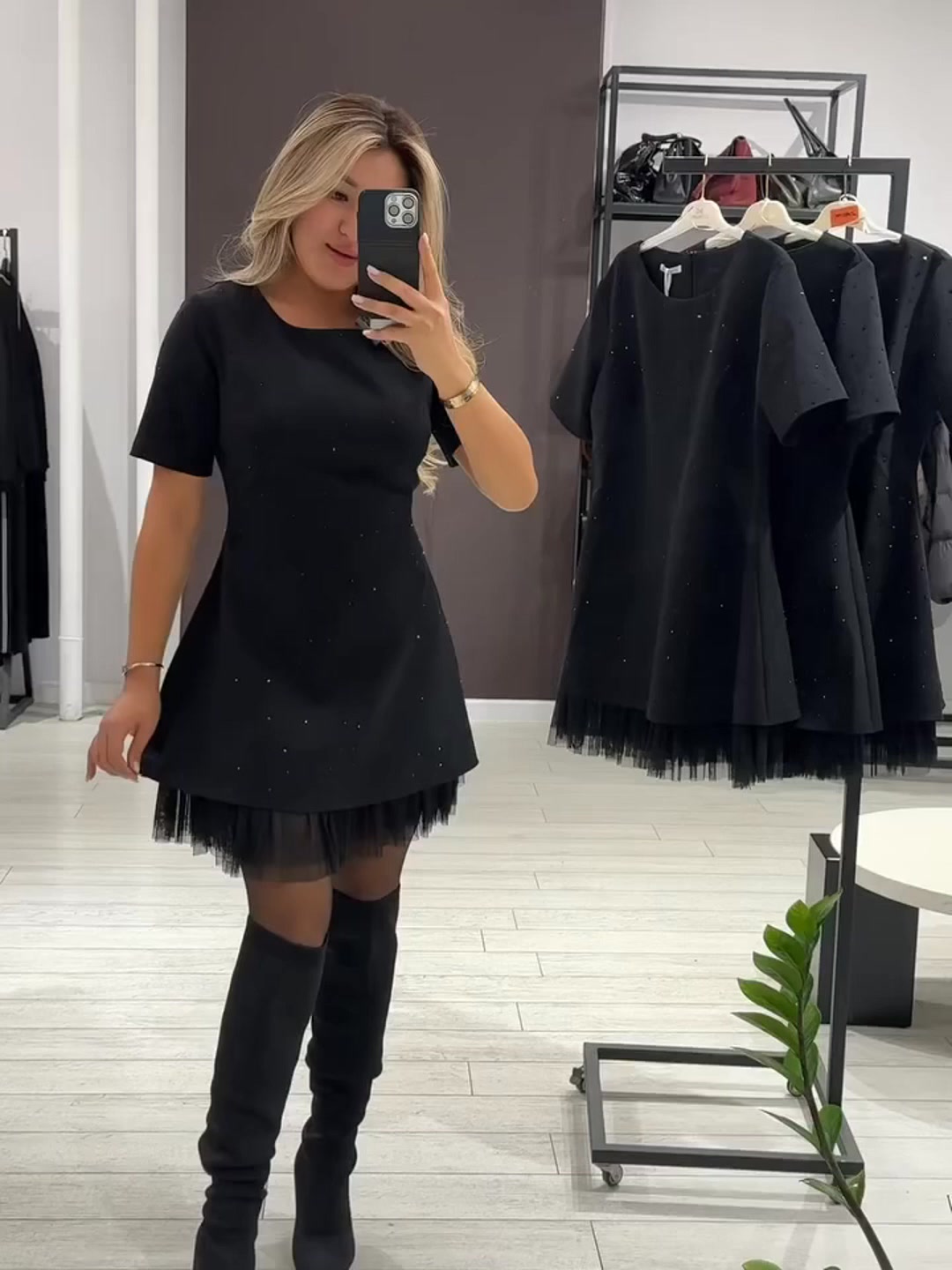 Whatchic Facebook ad: Mini-robe à manches courtes avec bordure en dentelle…