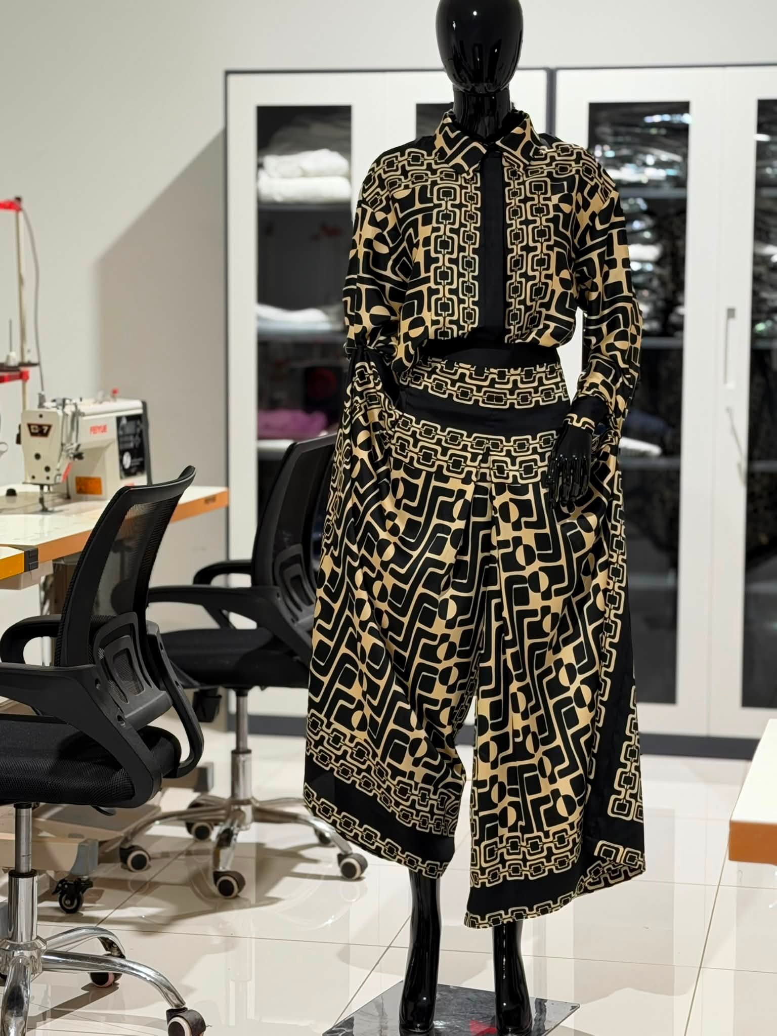 Chic en L Facebook ad: Elle est encore en coulisses…Mais je n’ai pas…