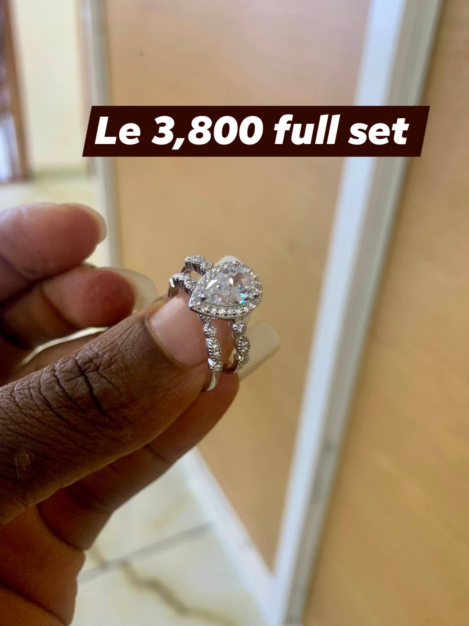 Style and Trends Facebook ad: April brides, here are some beautiful,elegant and timeless…