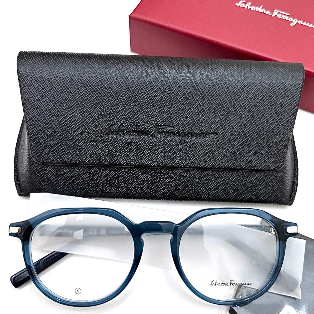 mislentesrd Facebook ad: RD$15,000.00 pesos. Salvatore Ferragamo original.