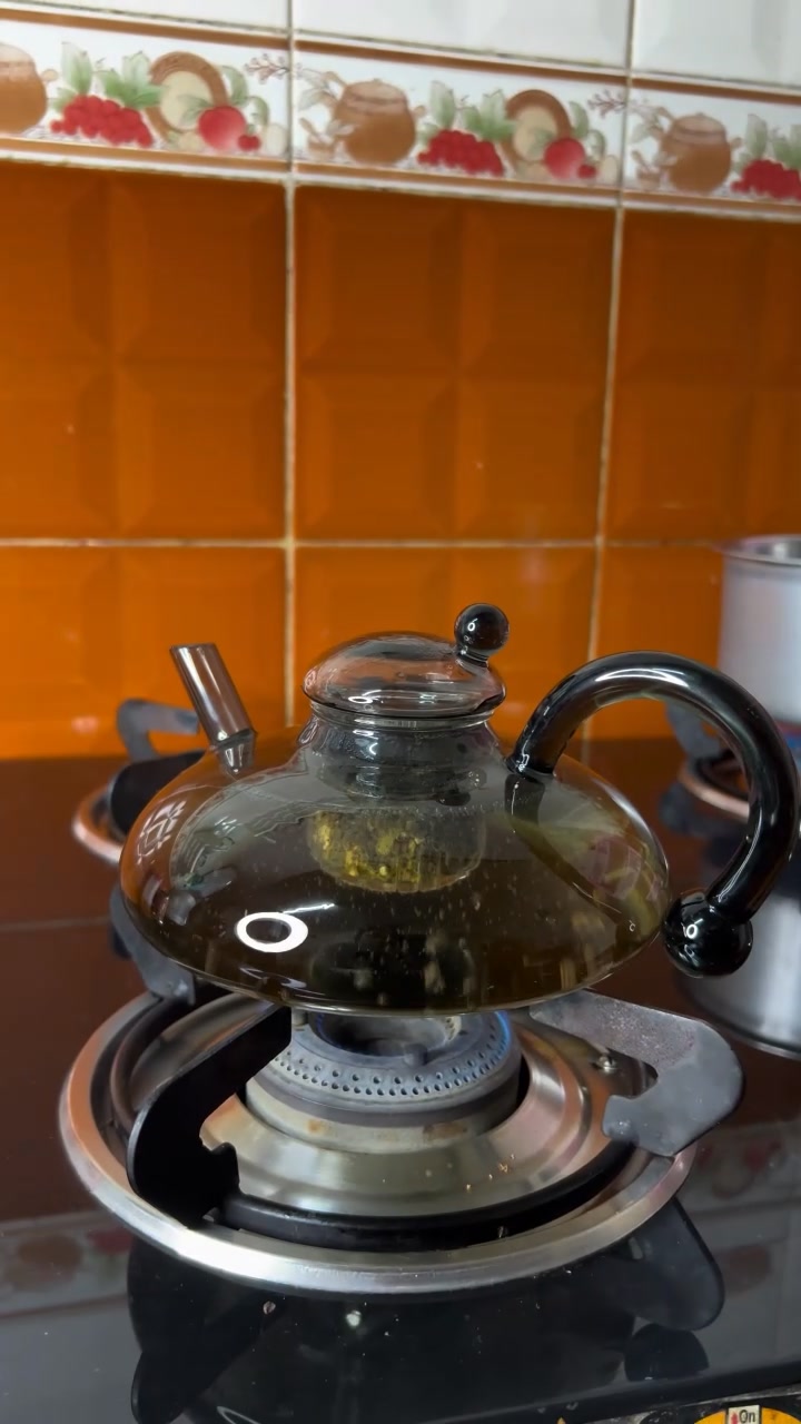 Flying carts IND Facebook ad: Droplet Glass Teapot Set