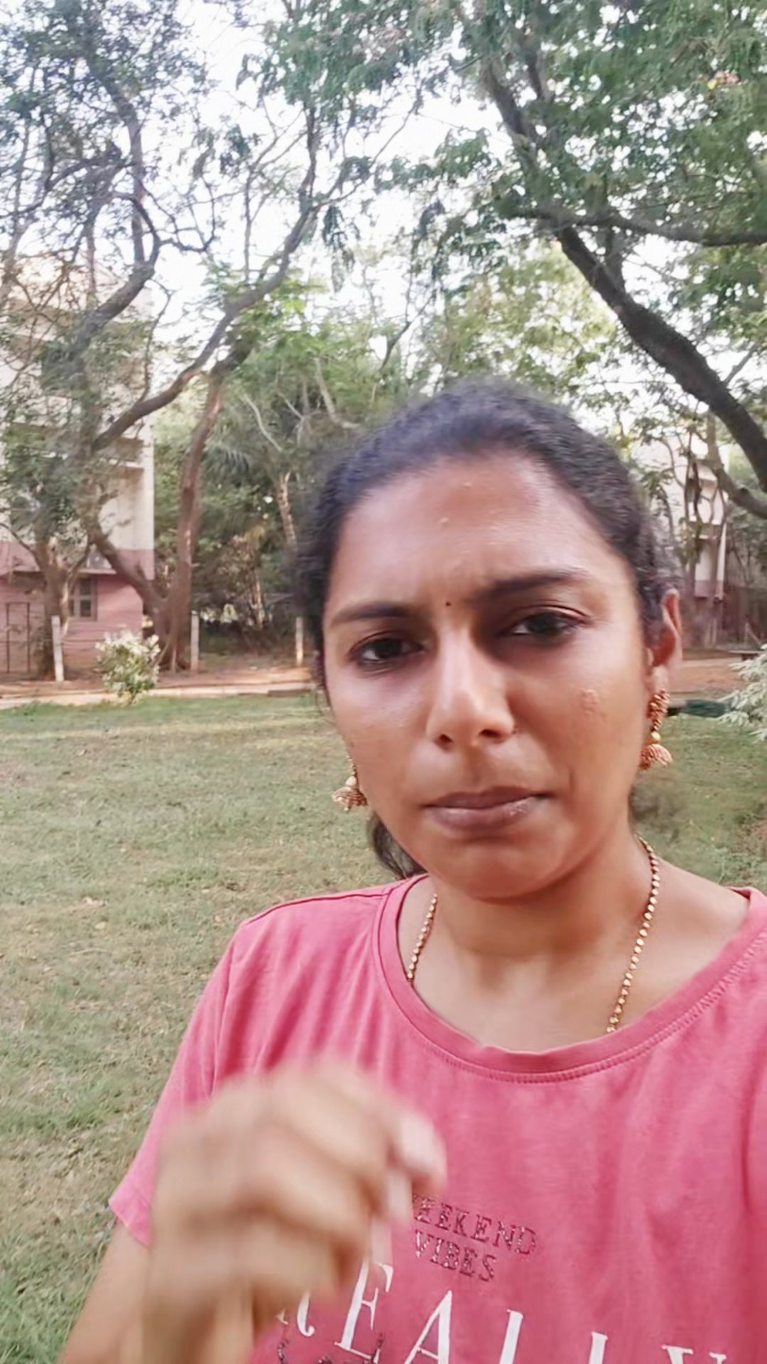 E-Com Coach Nivetha Facebook ad: FREE Amazon Masterclass for Beginners
