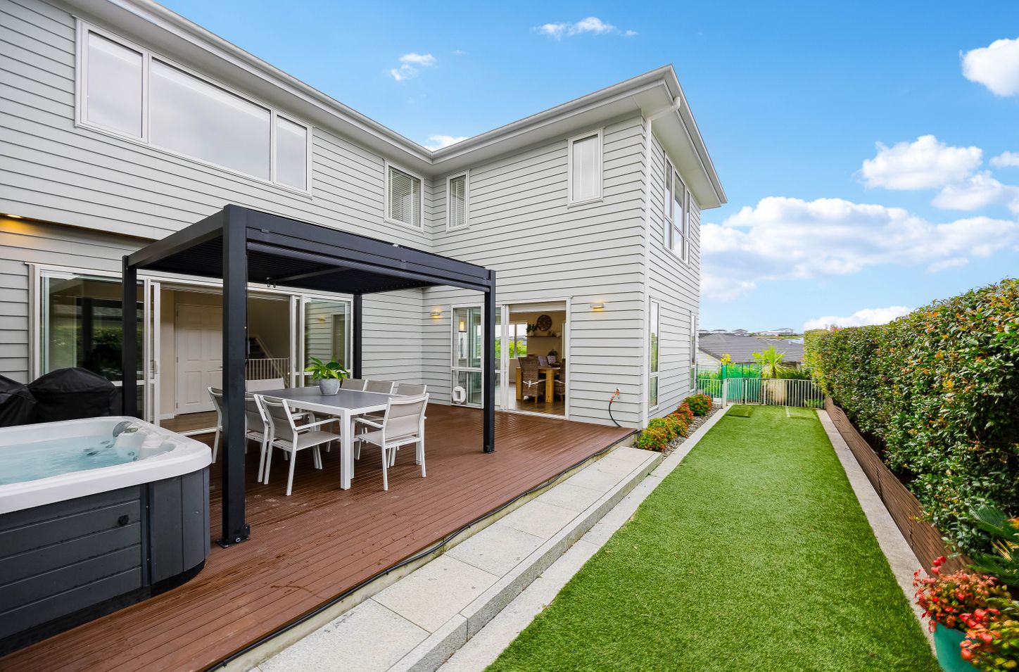 Gareth Hookham Real Estate Facebook ad: Elevated Entertainer: Sunny & Seamlessly Connected