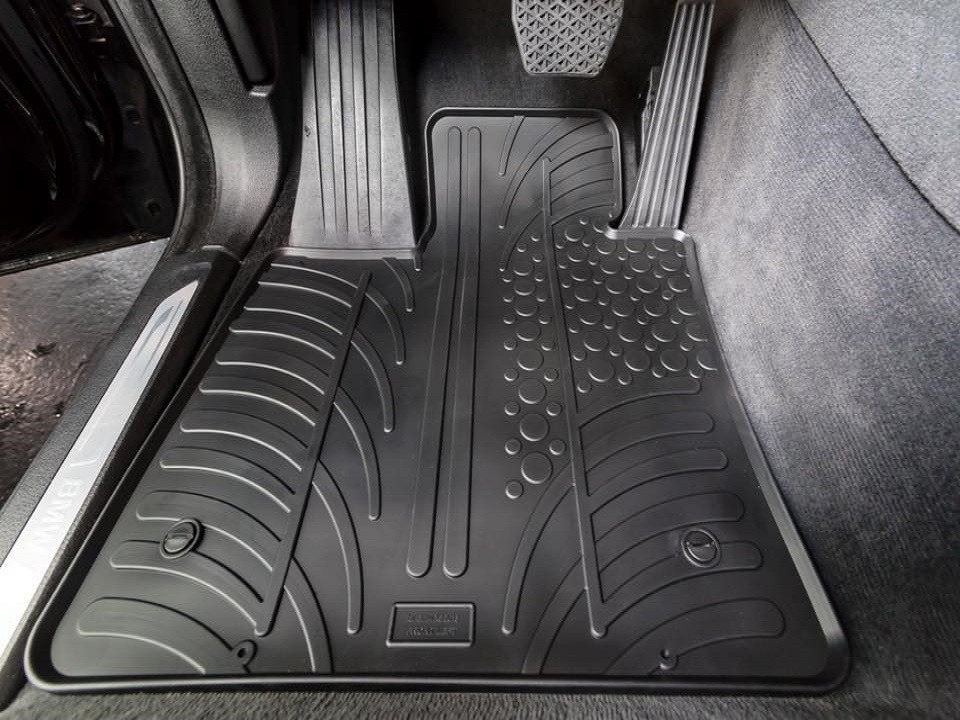 AUTOBIZNIS.sk Facebook ad: Ochráňte podlahu Vášho auto pomocou gumových kobercov.