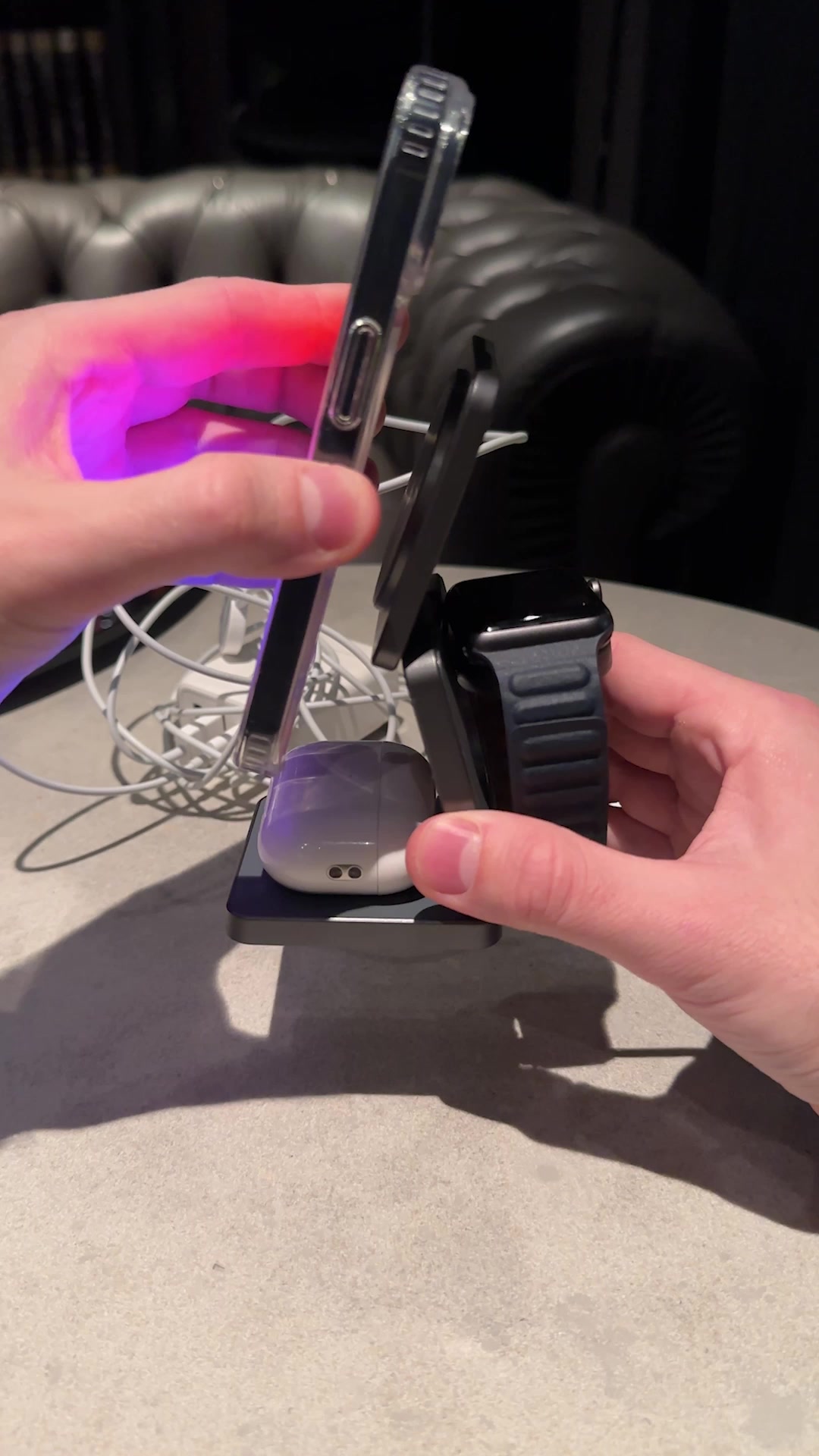 Glomos.de Facebook ad: Schluss mit Kabelsalat! Der Trifold Charger lädt iPhone…