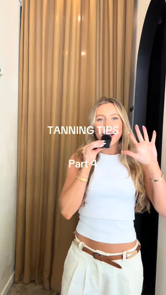 Spray Aus Facebook ad: Custom spray tans.
