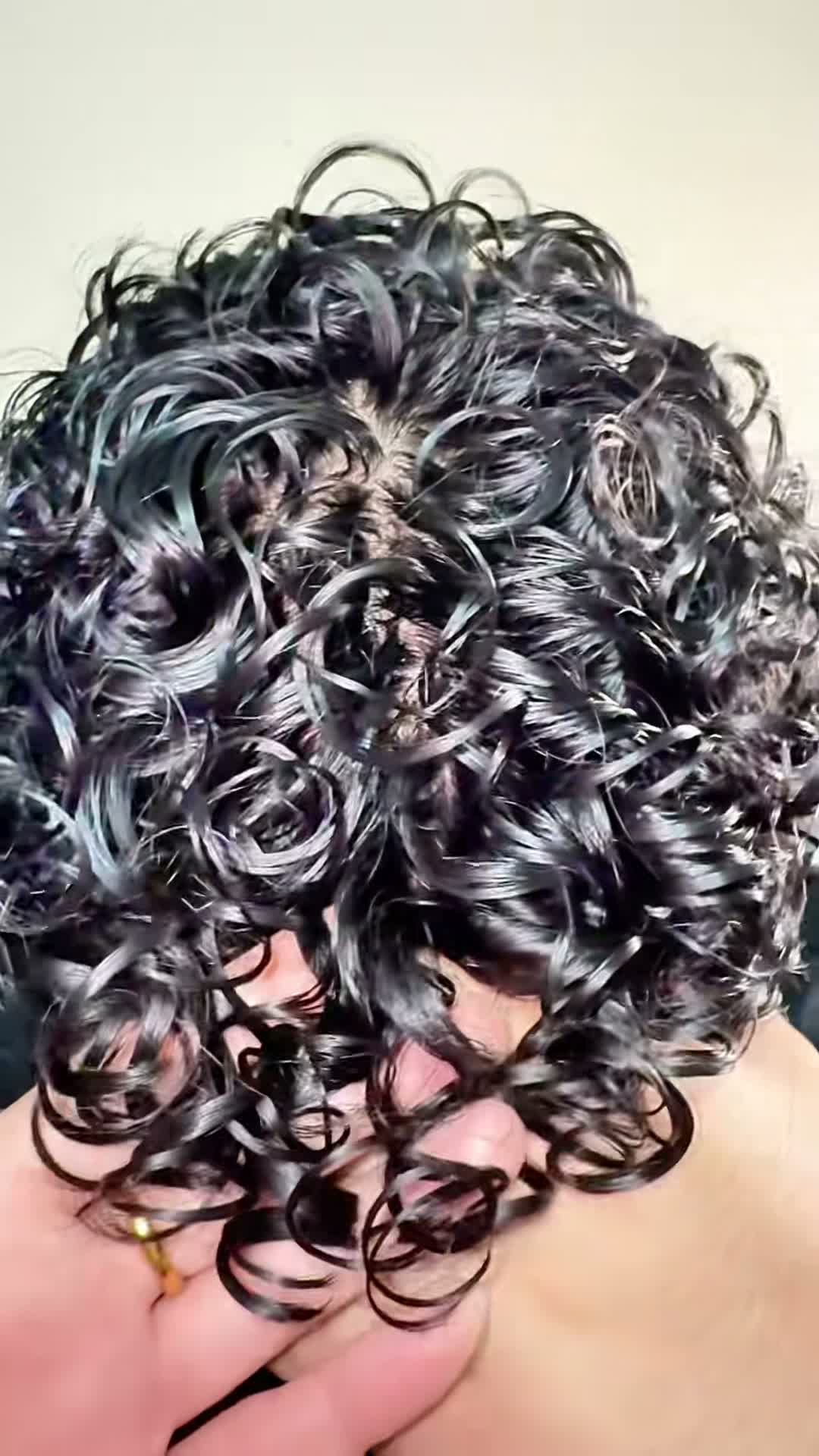 bsset.styling Facebook ad: Unlock Defined Curls in One Easy Step