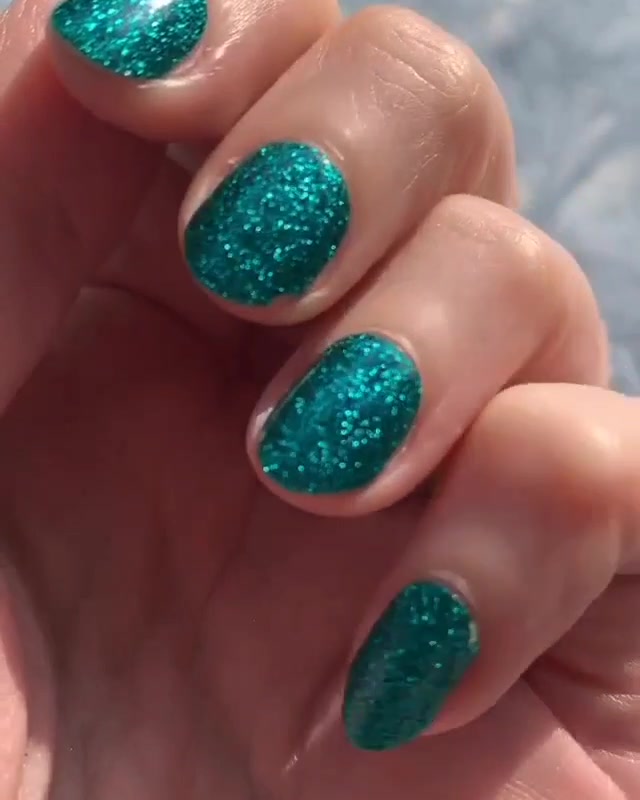 StickyFix Nails Facebook ad: StickyFix Nails Mess Free Manicures in Minutes