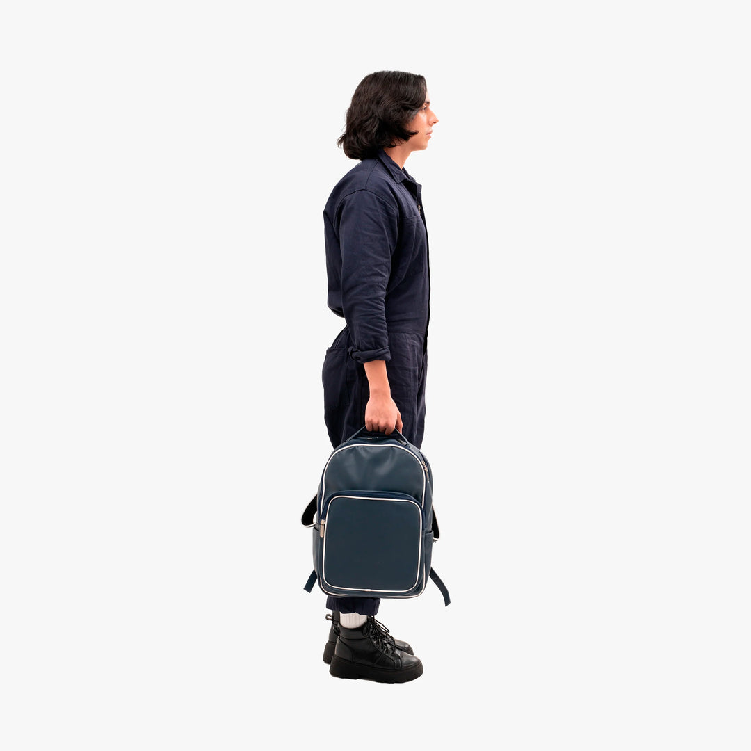 Jormands Facebook ad: Los esenciales para viajar de JORMANDS están diseñados…