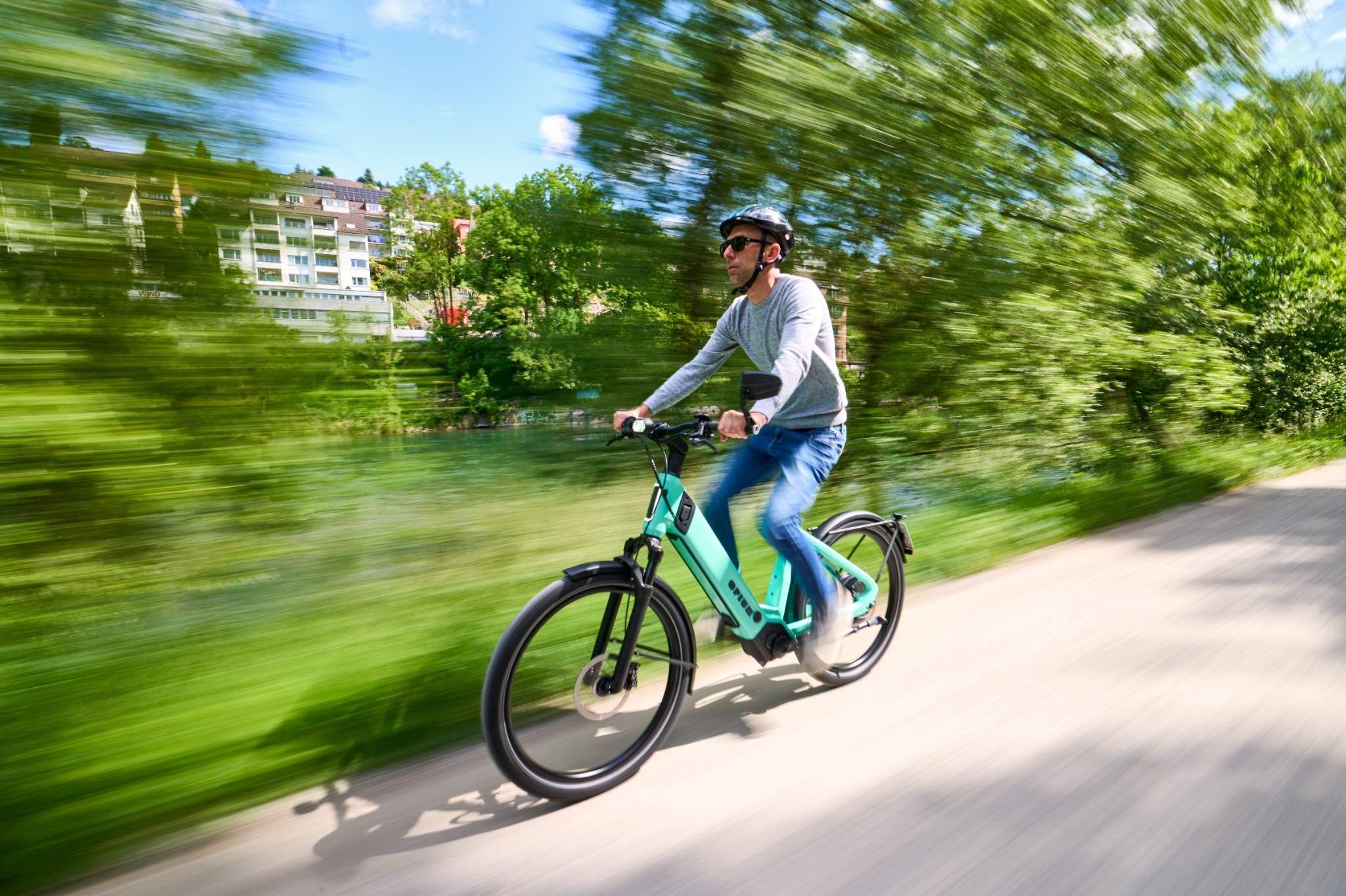 OPIUM electric bikes Facebook ad: Certaines voitures ont quatre roues.