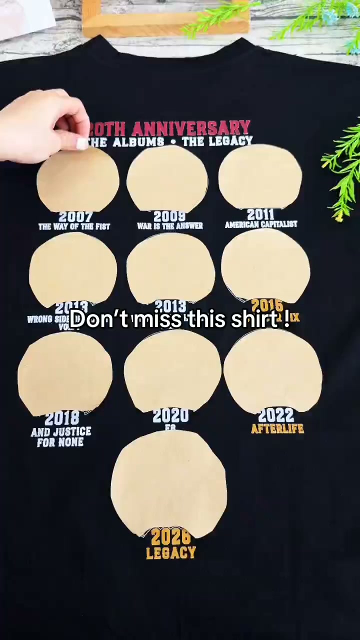 Saptee Facebook ad: Just Obsessed With This Five Finger DP shirt