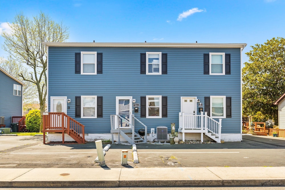 Heidi Thomas Facebook ad: Family friendly waterfront escape- with a boat slip/short…