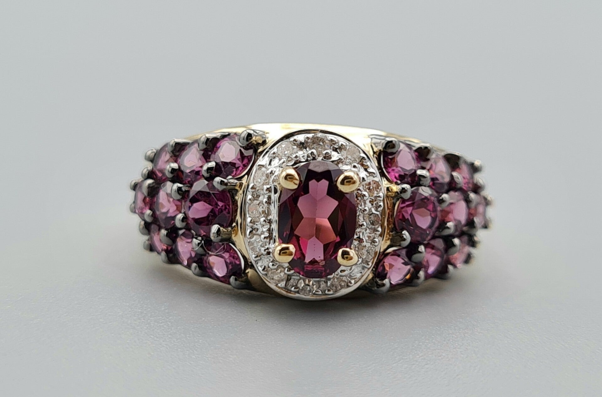 Goudenschatkist.com Facebook ad: Sieraden uit vervlogen tijden gaan subliem samen met…