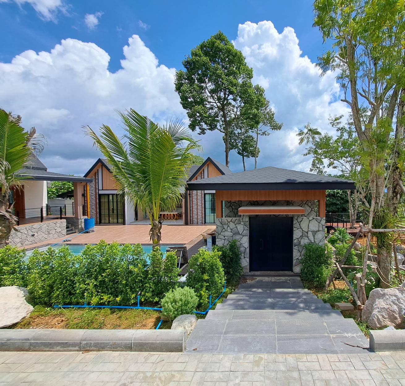 ในสวน วิลล่า Facebook ad: มาตรังต้องมาพักที่นี้ Naisaun Pool Villa