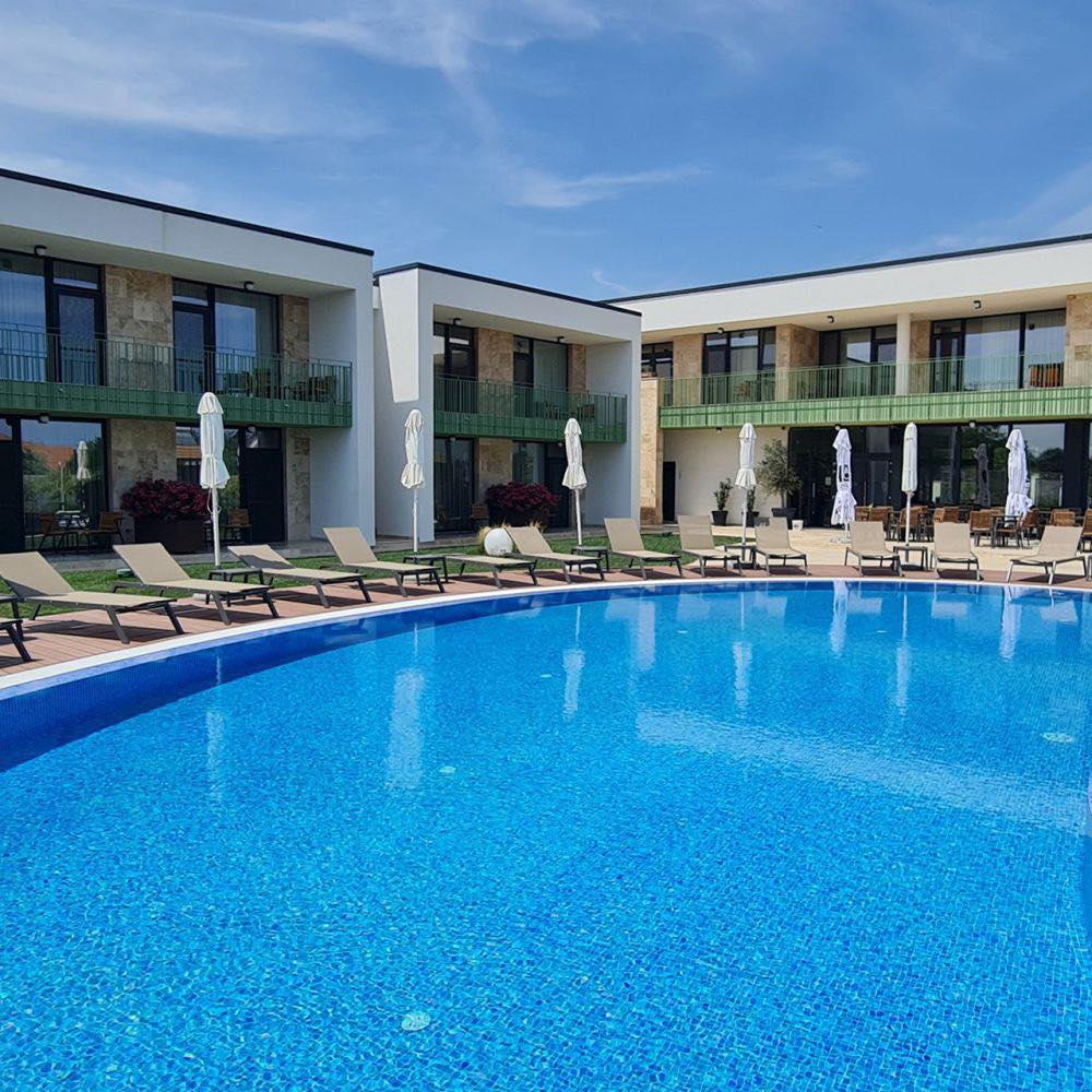 Hypnose Resort by the Sea, Vadu Facebook ad: Acel moment din an în care începi să…