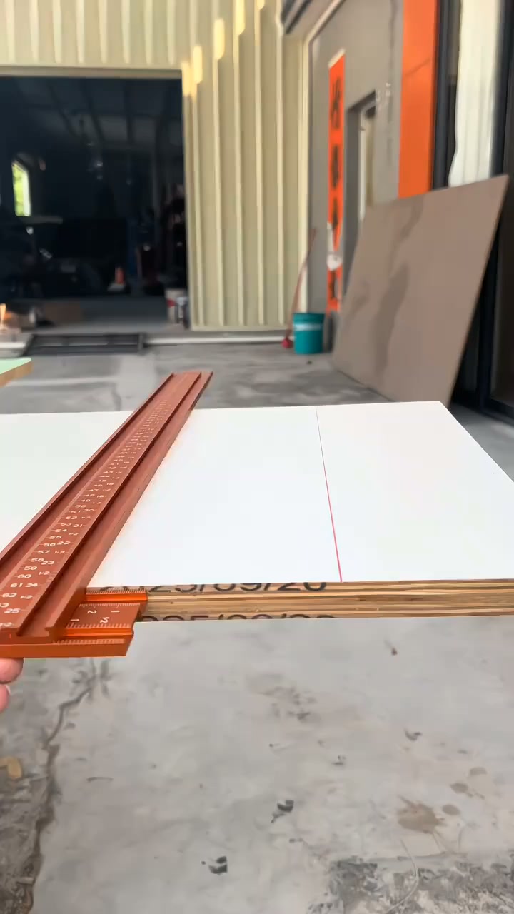 Mrorea Facebook ad: Straighter Cuts. Cleaner Results.