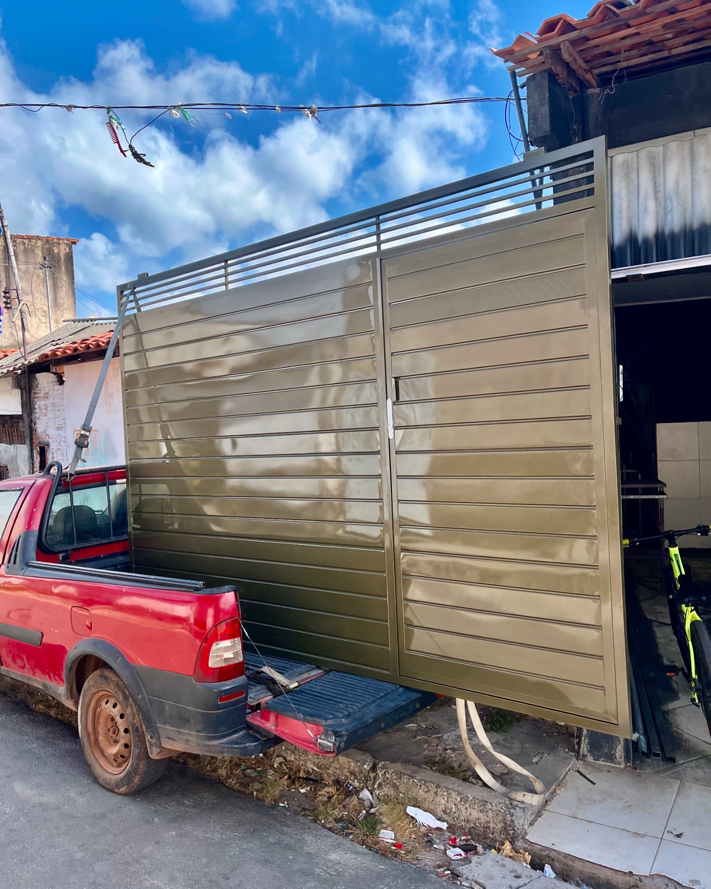 MR Frigorífico Facebook ad: Garanta Segurança e Estilo com Portões de Garagem…