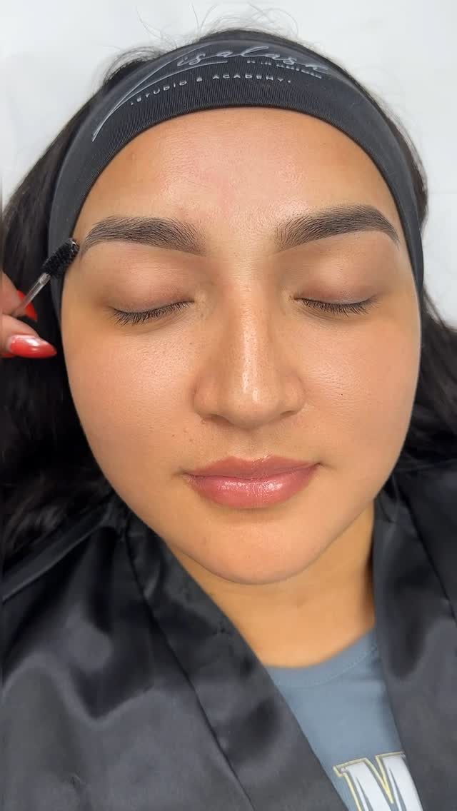 Lisalash Studio Facebook ad: HOUSTON TX. cuando revelo cejas y la clienta…