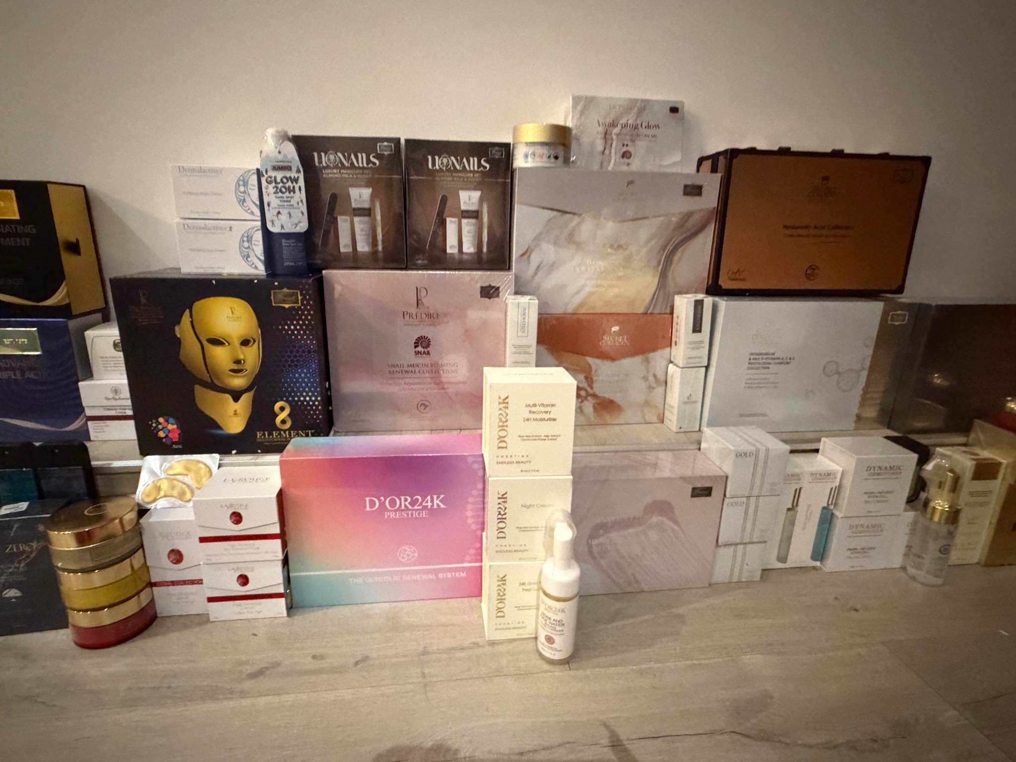 Hollee Parsons Facebook ad: Day spa High End Skincare and Devices