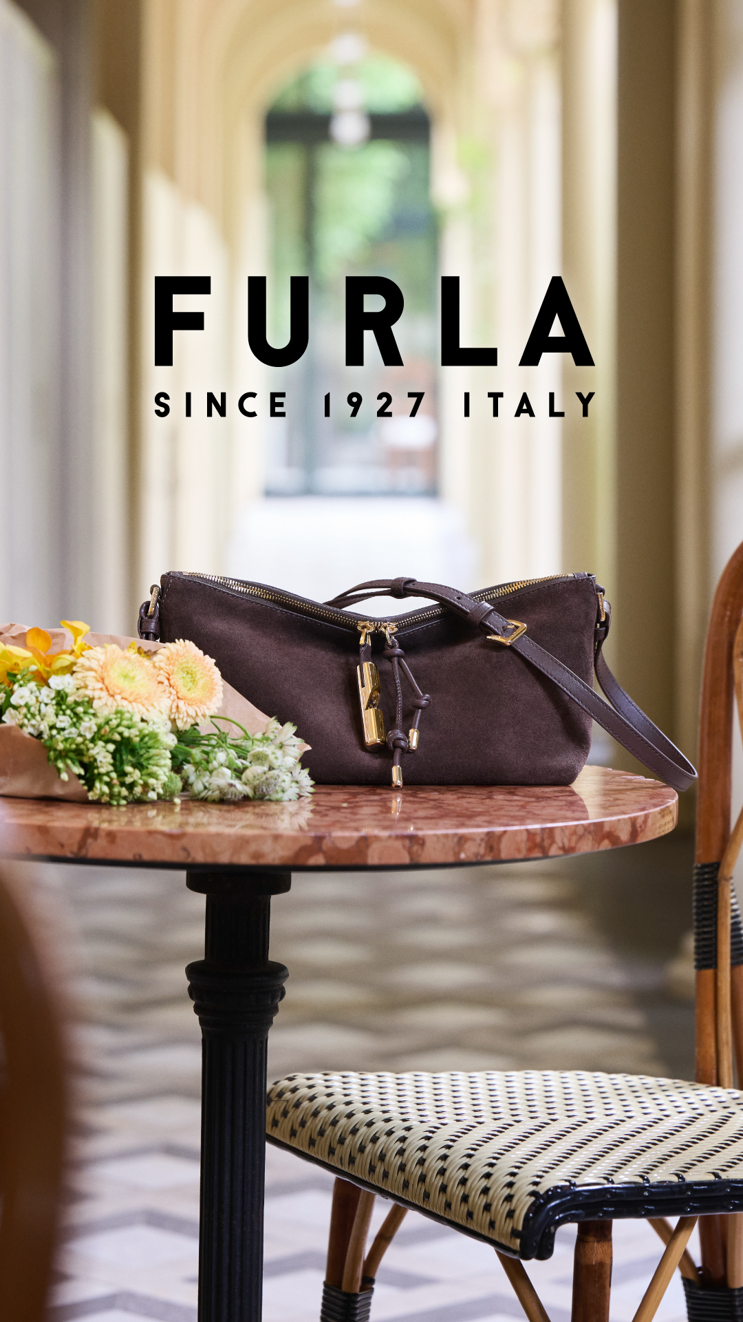 Furla Facebook ad: カジュアルさと洗練を兼ね備えた「フルラ デビー」。