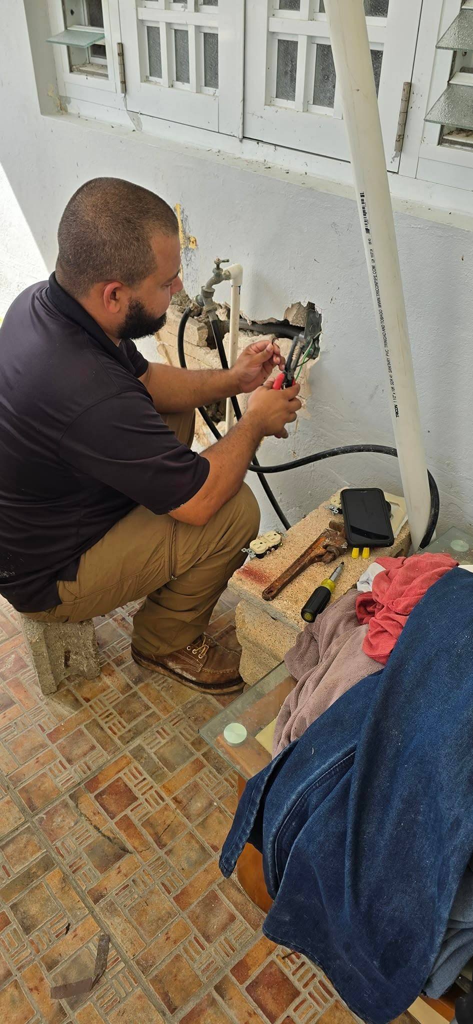 Metro Handyman Services Facebook ad: Tu sabes que aquí en Puerto Rico, siempre…