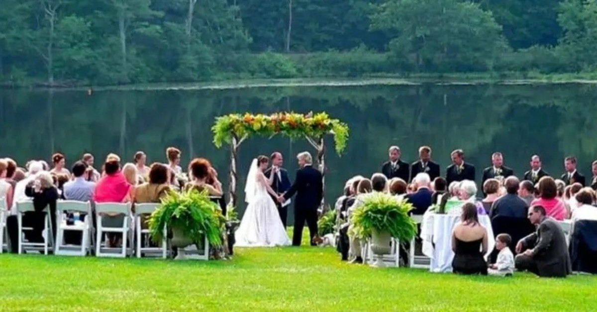 Club Getaway Facebook ad: Your wedding deserves more than five hours.