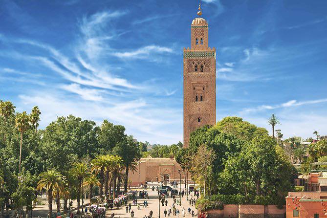 R2C-Immobilier Facebook ad: Propriétés exceptionnelles à Marrakech, Dubaï et paris.
