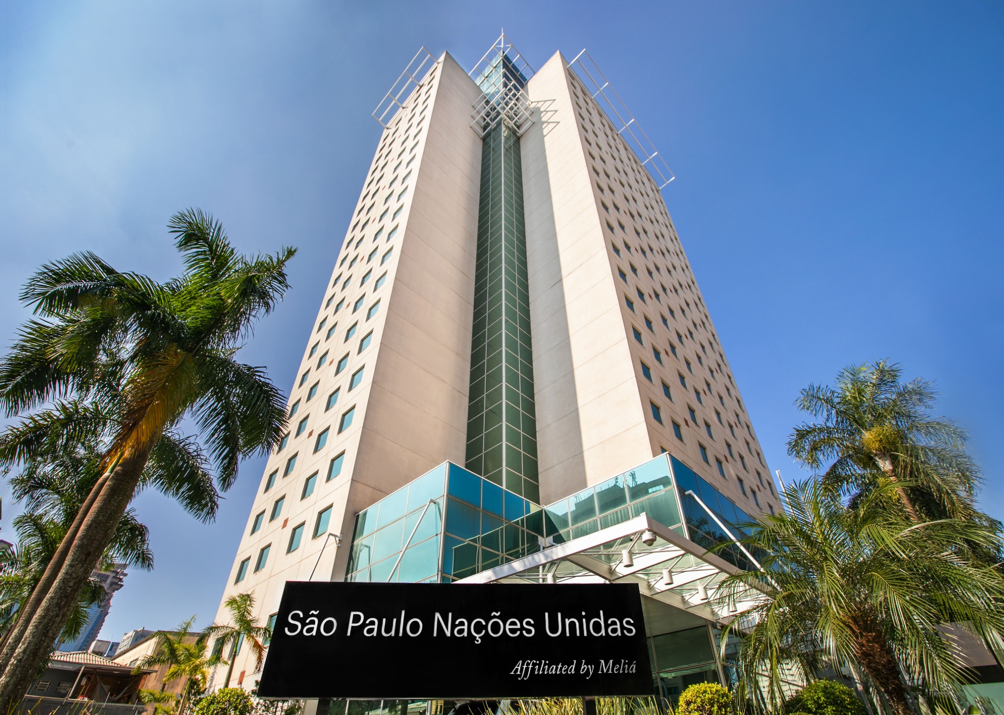 Meliá Hotels Brasil Facebook ad: Quatro hotéis. Dois destinos.