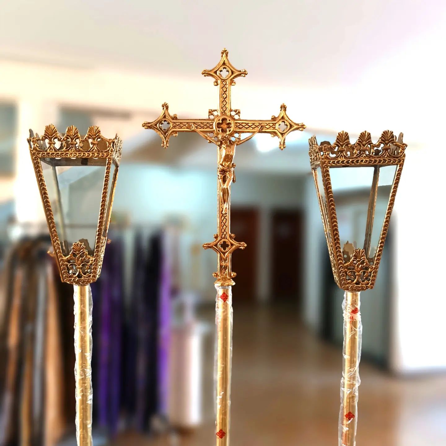 Fábrica de Hóstias Nossa Senhora de Fátima Facebook ad: Conjunto de Cruz mais dois Tocheiros em bronze.