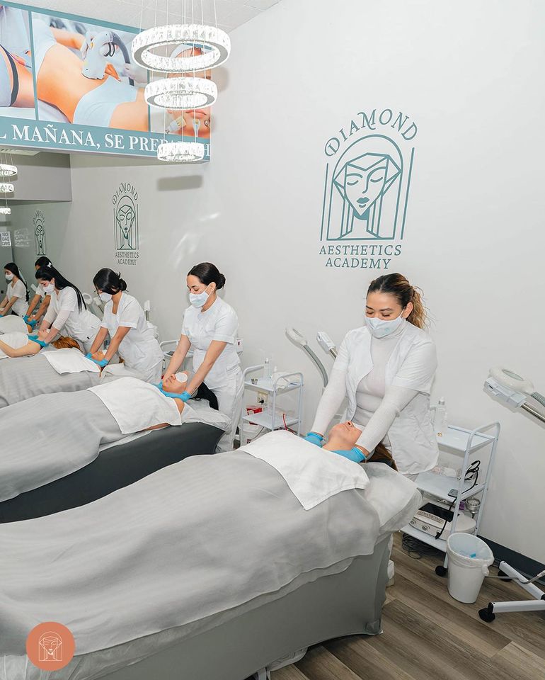 Diamond Aesthetics Academy Facebook ad: prestigio & belleza Academia, cursos avanzados de estética…