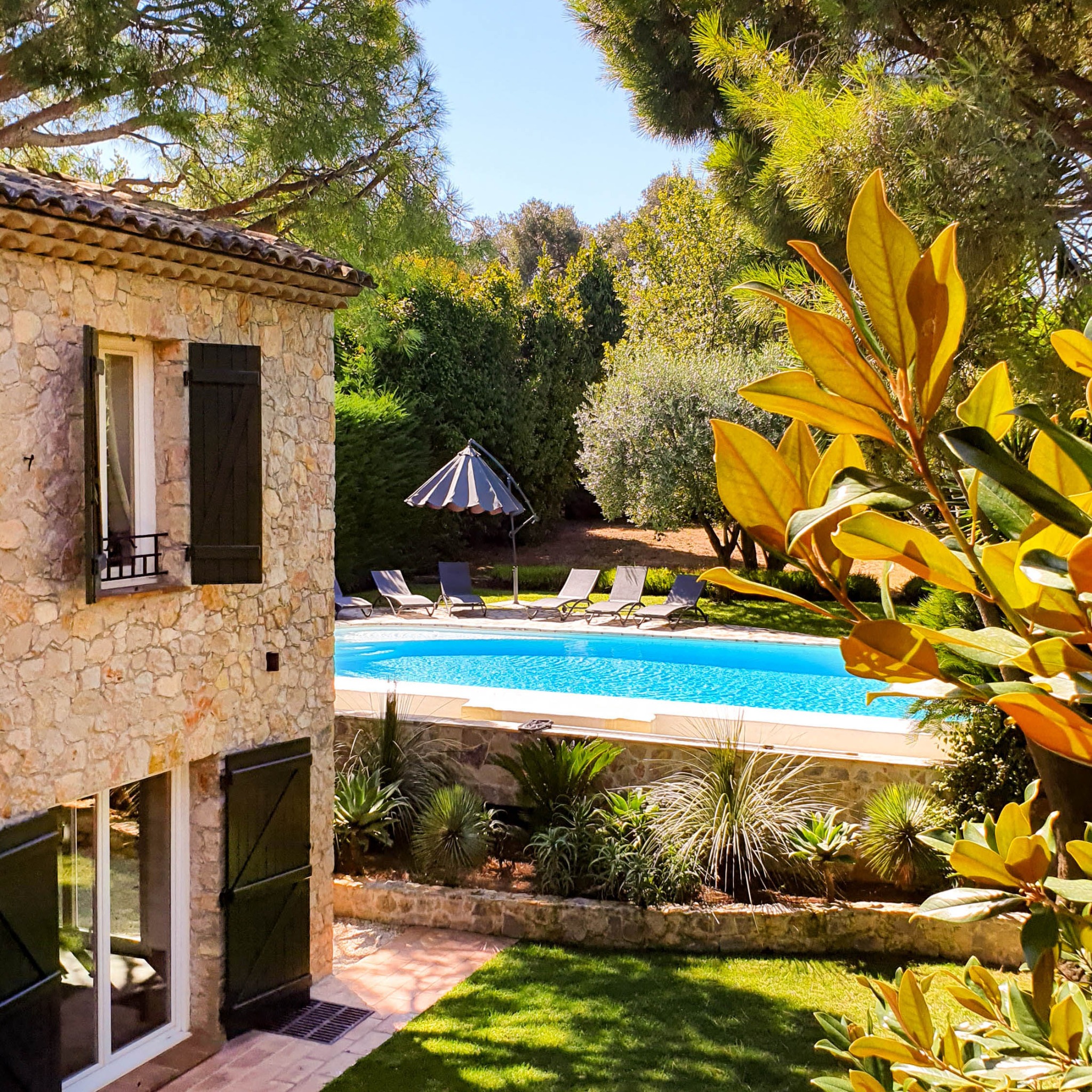 Villa Vuyani Antibes ad creative