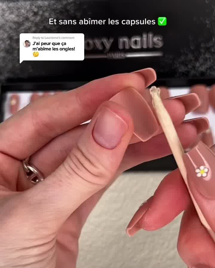 Faux Ongles - Roxy Nails Paris Facebook ad: Des ongles impeccables sans rendez-vous en salon!