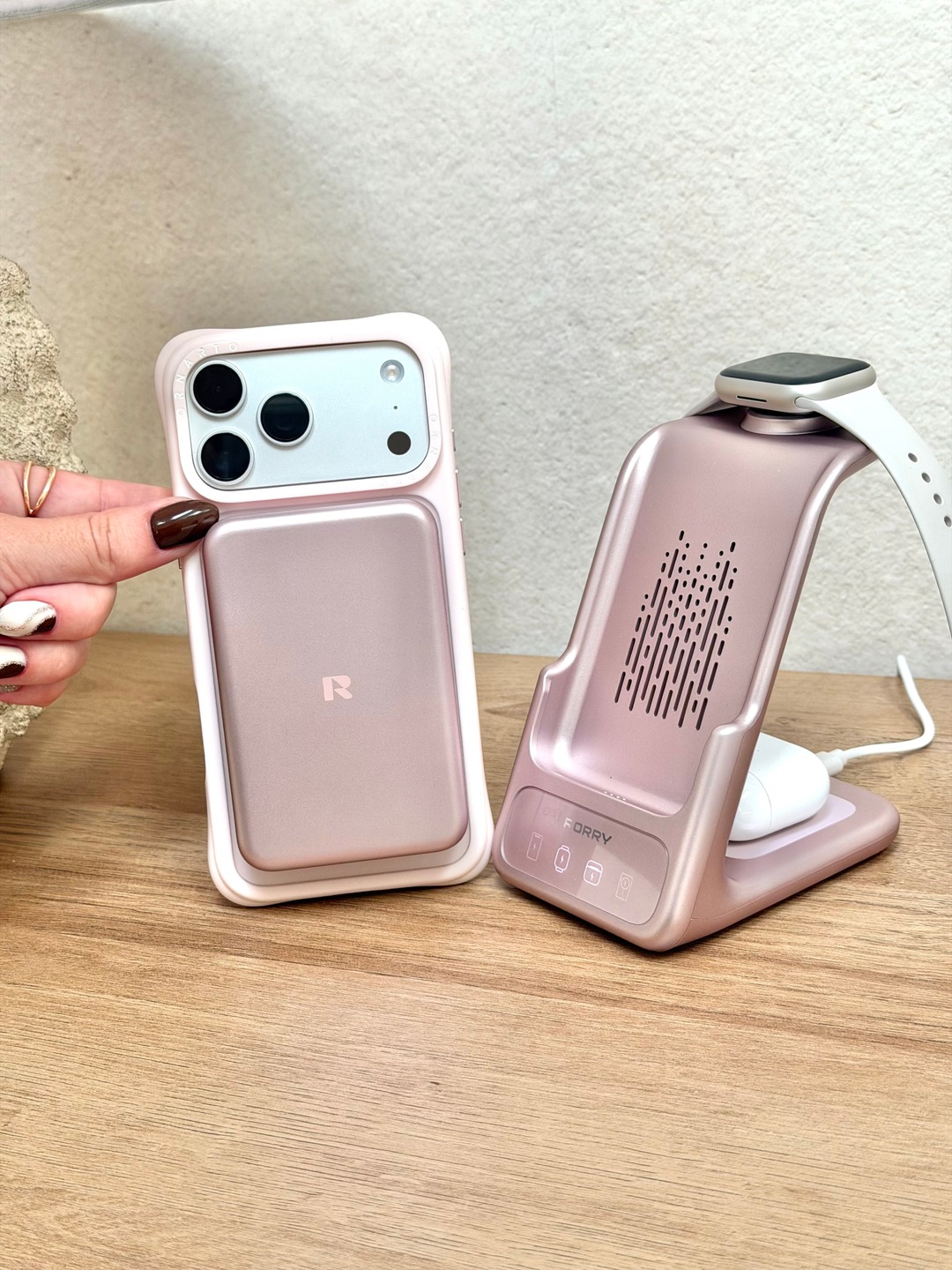 Everything Envy Facebook ad: The charger that cleans up your whole nightstand