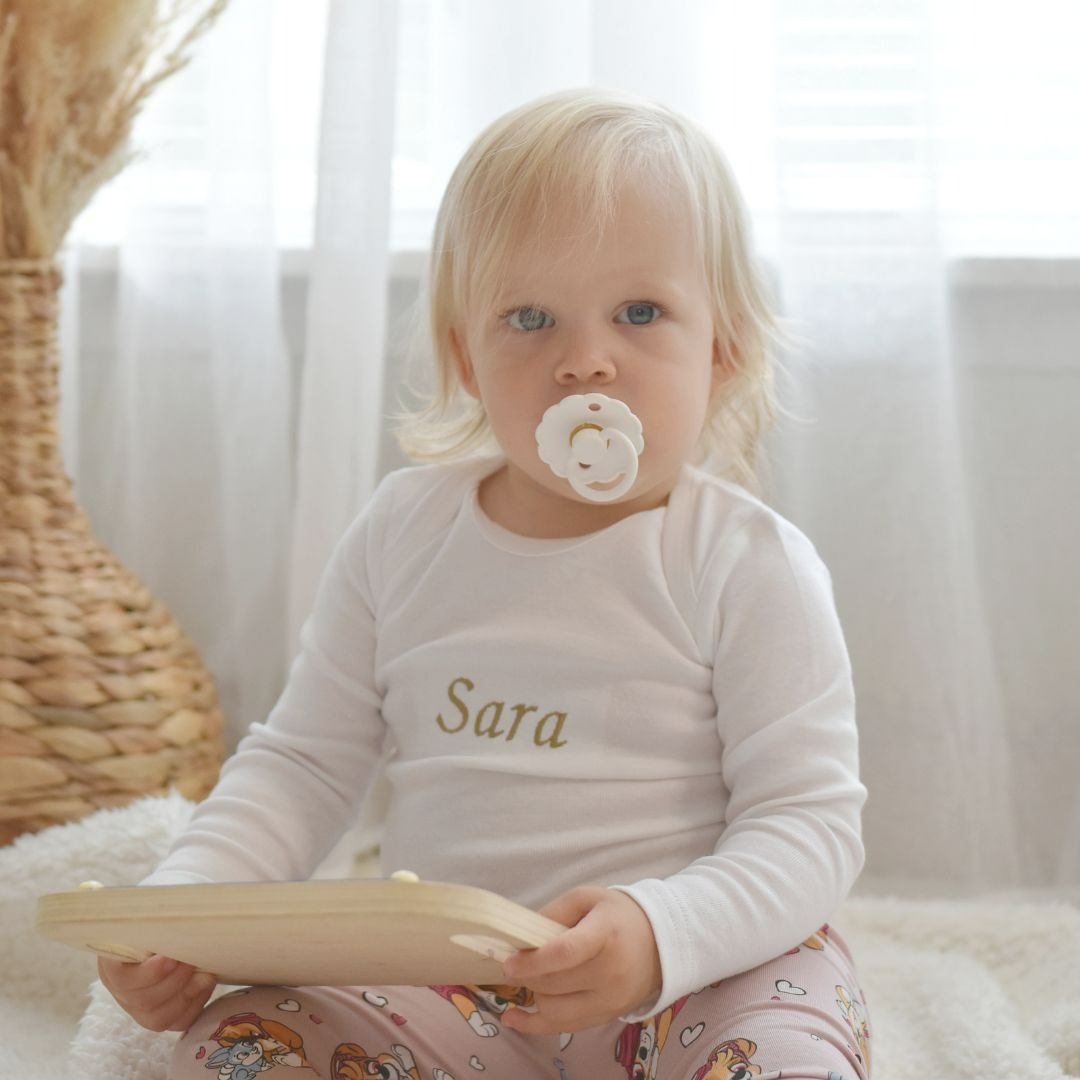 vuggebaby Facebook ad: Leter du etter en koselig gave til en…
