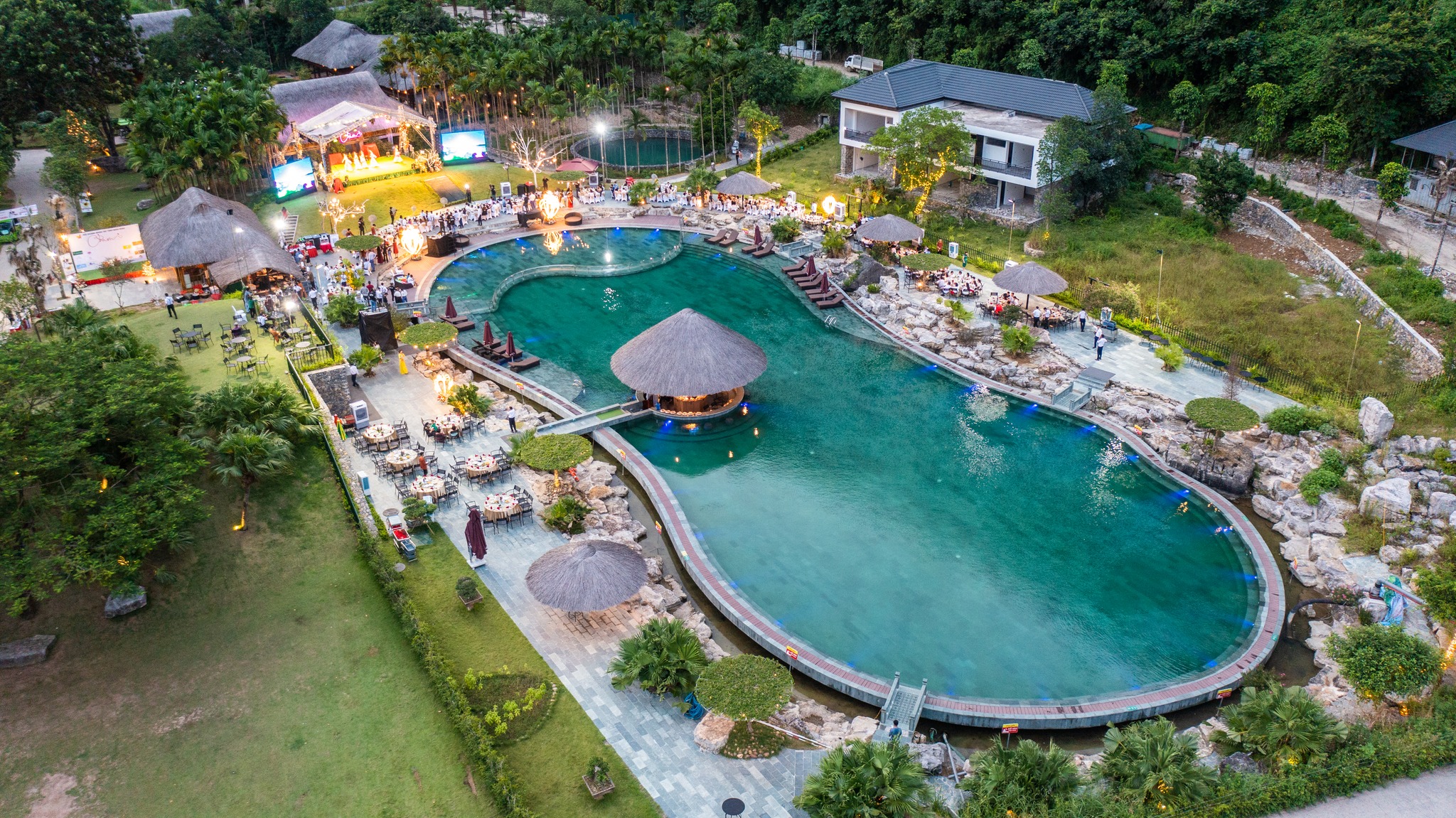 Thung Nham Resort - Restaurant Facebook ad