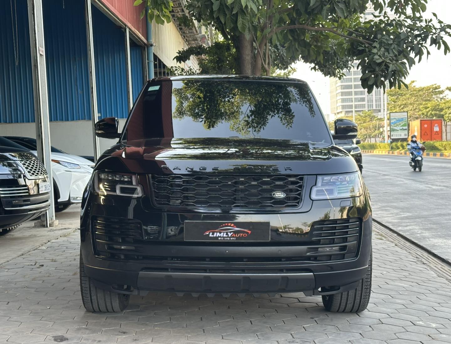LIMLY AUTO Facebook ad: ថែមជូន iPhone 17 Pro Max មួយគ្រឿងភ្លាមៗ
