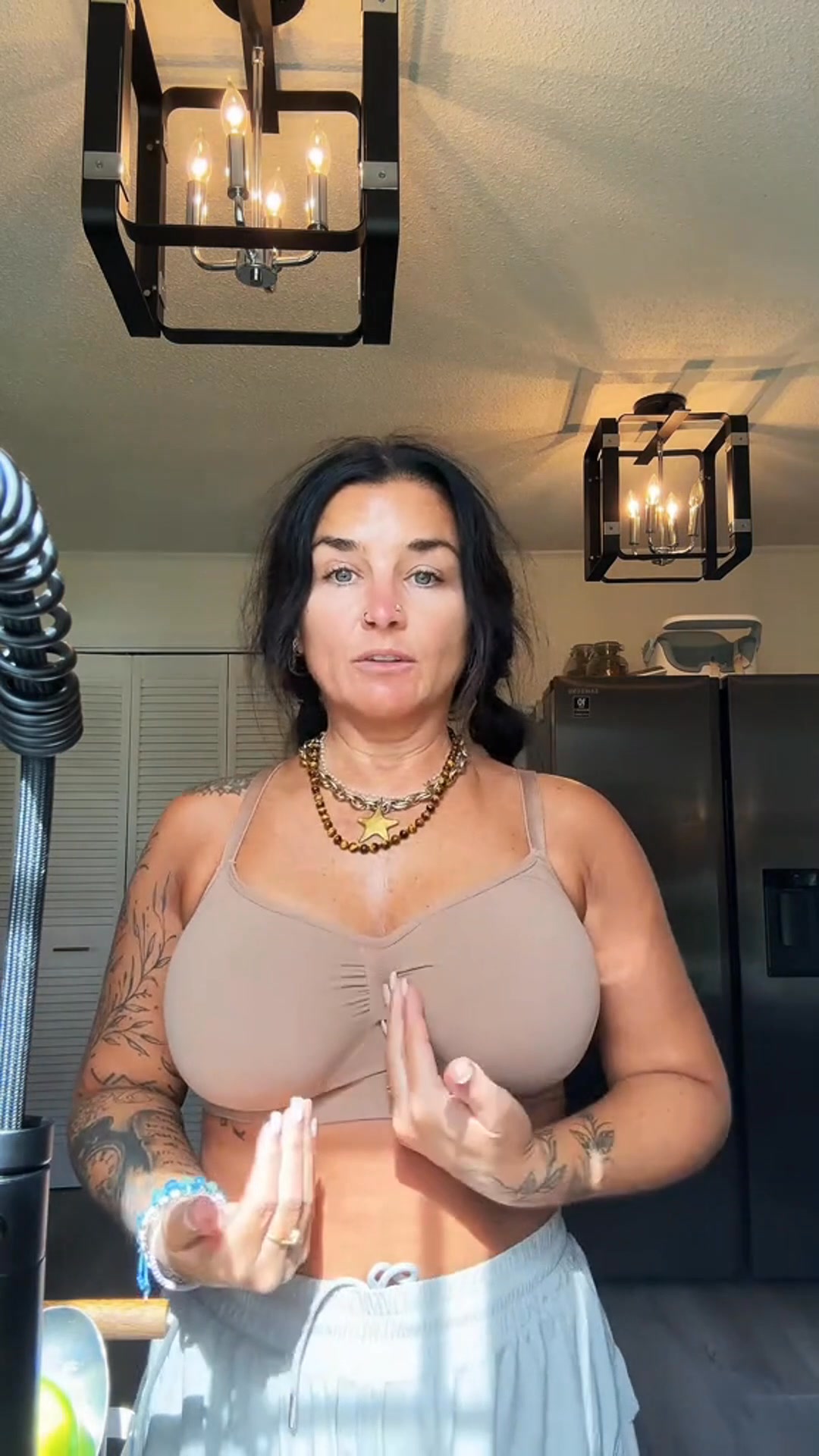 Feelingirl Facebook ad: 100% Fit Promise! Hurry-Stock in High Demand
